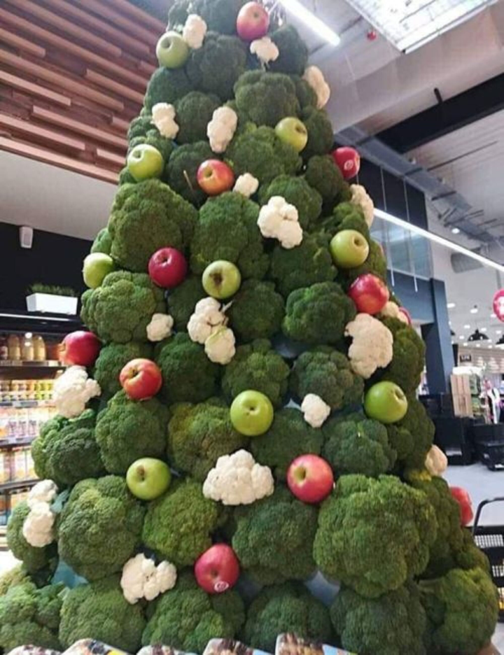 Loạt sáng kiến trang trí cây thông Noel kiểu 'có gì xài nấy' không đụng hàng - 1