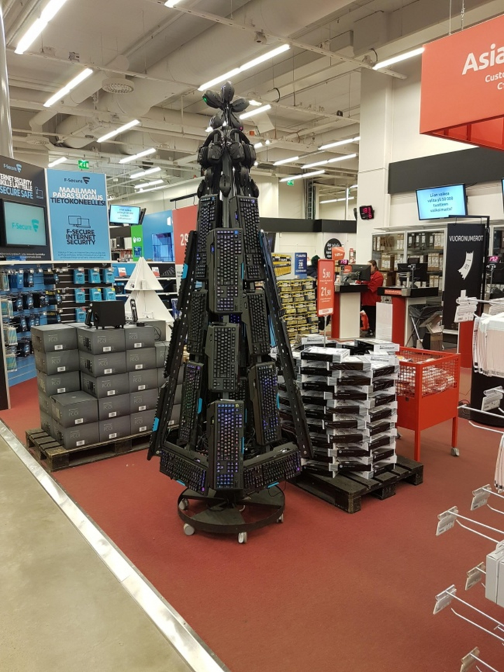 Loạt sáng kiến trang trí cây thông Noel kiểu 'có gì xài nấy' không đụng hàng - 4