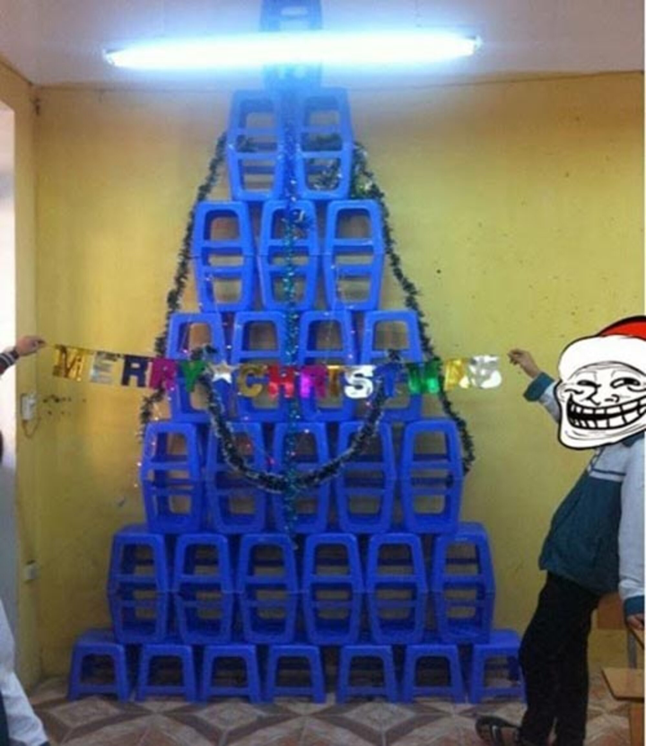 Loạt sáng kiến trang trí cây thông Noel kiểu 'có gì xài nấy' không đụng hàng - 7