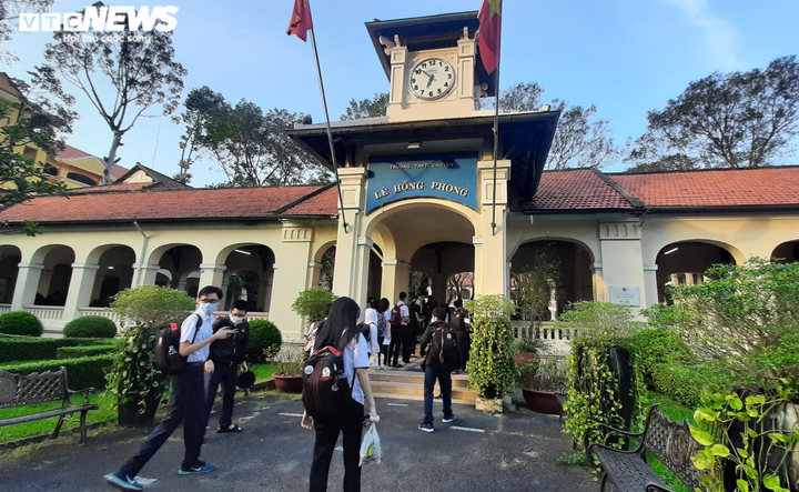 Ảnh: Học sinh TP.HCM ngày đầu trở lại trường sau nửa năm học trực tuyến - 1