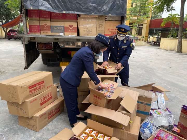 Nghệ An tiêu hủy lô bánh kẹo không rõ nguồn gốc xuất xứ - 1