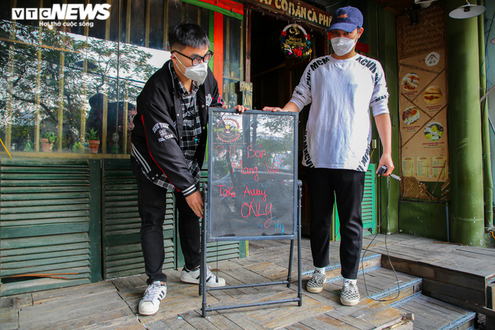 Ảnh: Quận 'vùng cam' duy nhất ở Hà Nội yêu cầu chủ cửa hàng chỉ bán mang về - 9