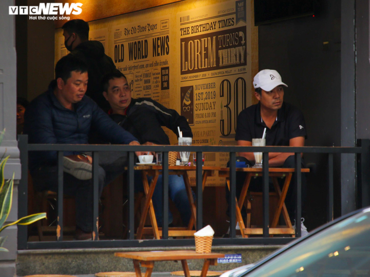 Ảnh: Quận 'vùng cam' duy nhất ở Hà Nội yêu cầu chủ cửa hàng chỉ bán mang về - 3