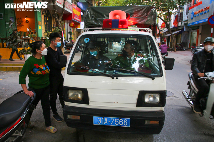 Ảnh: Quận 'vùng cam' duy nhất ở Hà Nội yêu cầu chủ cửa hàng chỉ bán mang về - 6