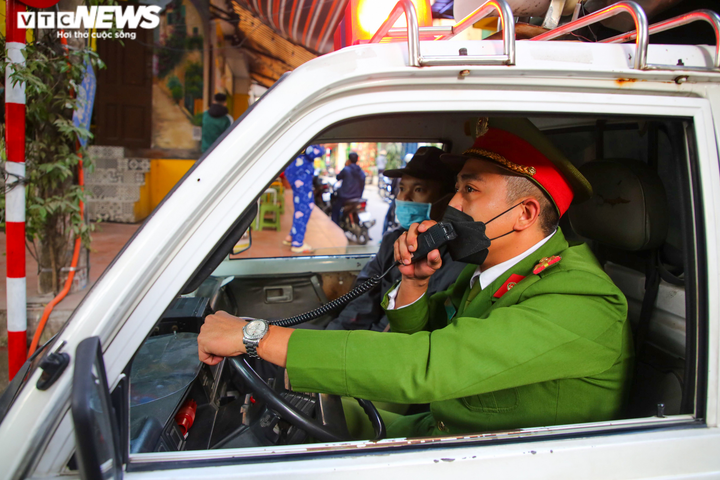 Ảnh: Quận 'vùng cam' duy nhất ở Hà Nội yêu cầu chủ cửa hàng chỉ bán mang về - 5