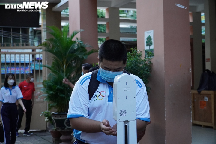 Ảnh: Học sinh TP.HCM ngày đầu trở lại trường sau nửa năm học trực tuyến - 12