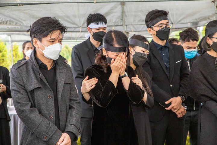 Bên mộ nhạc sĩ Phú Quang, Bùi Công Duy chơi violin bản 'Em ơi Hà Nội phố' - 3