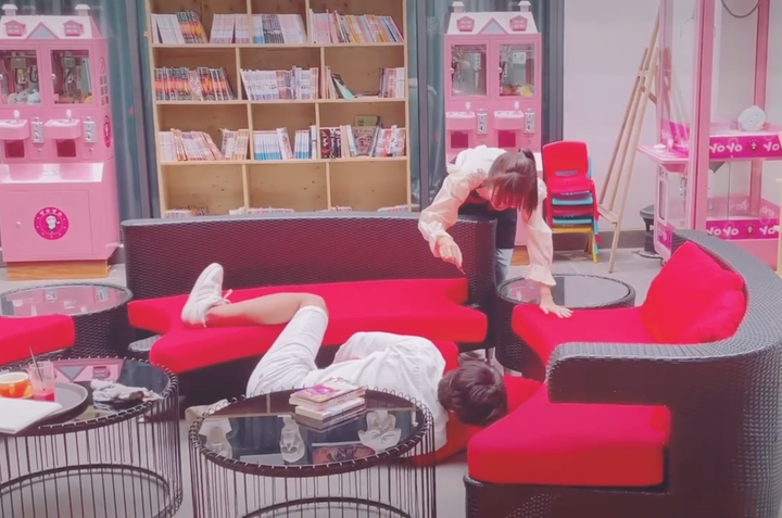 Ngọc Huyền khóc thét ở hậu trường khi cầm gián dọa Doãn Quốc Đam - 1