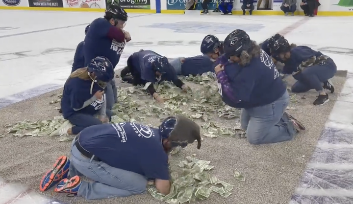 Dậy sóng video giáo viên tranh nhau nhặt tiền - 1