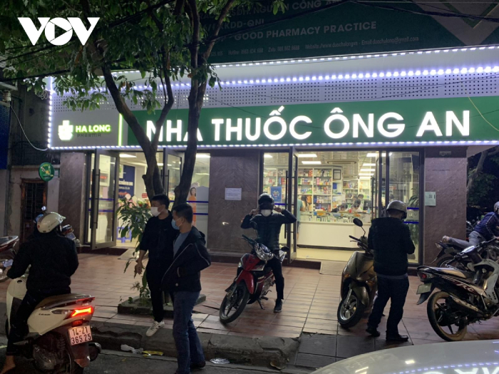 Quảng Ninh: Người dân đổ xô đi mua trong đêm, kit test COVID-19 'cháy hàng' - 2