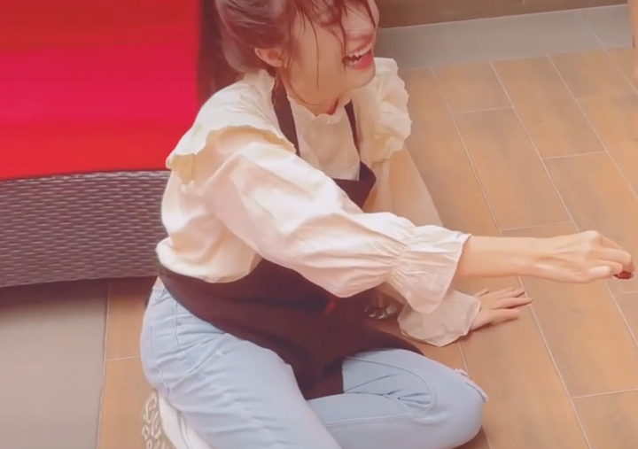 Ngọc Huyền khóc thét ở hậu trường khi cầm gián dọa Doãn Quốc Đam - 2