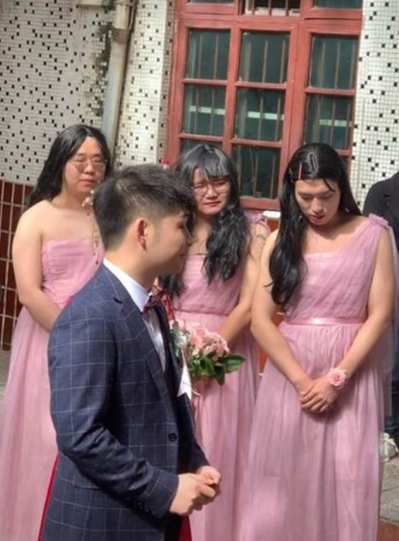 Chú rể ngại ngùng không dám nhìn dàn phù dâu xinh đẹp, soi kỹ ảnh mới hiểu lý do - 2