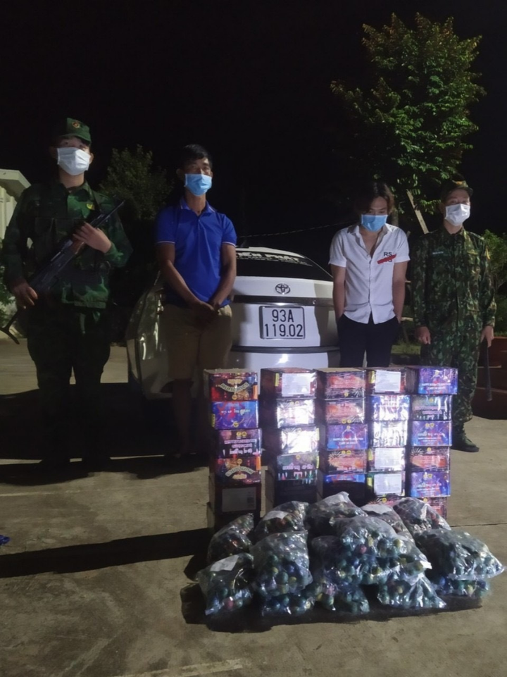 Bình Phước: Bắt giữ tài xế vận chuyển hơn nửa tạ pháo các loại - 1