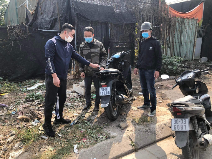 Hà Nội: Truy tìm 2 kẻ trộm xe SH, rút dao bầu chém công an để thoát thân - 3