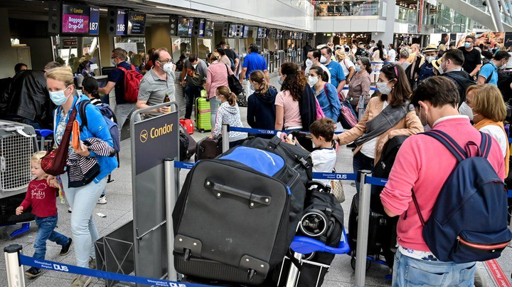 Giữa lúc Omicron lây lan chóng mặt, Anh bỏ lệnh cấm đi lại với 11 nước châu Phi - 1