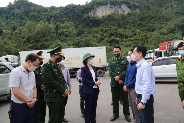 Ùn ứ hàng xuất nhập khẩu qua biên giới: Bán đổ, bán tháo - 2