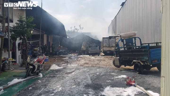 TP.HCM: Cháy lớn ở bãi xe, nhiều phương tiện bị thiêu rụi - 1