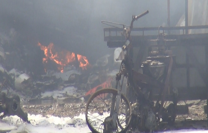 TP.HCM: Cháy lớn ở bãi xe, nhiều phương tiện bị thiêu rụi - 2