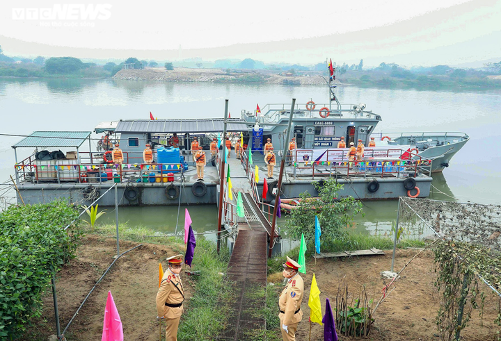 Ảnh: Cảnh sát đường thuỷ kiểm tra tàu thuyền vi phạm dịp cuối năm - 1