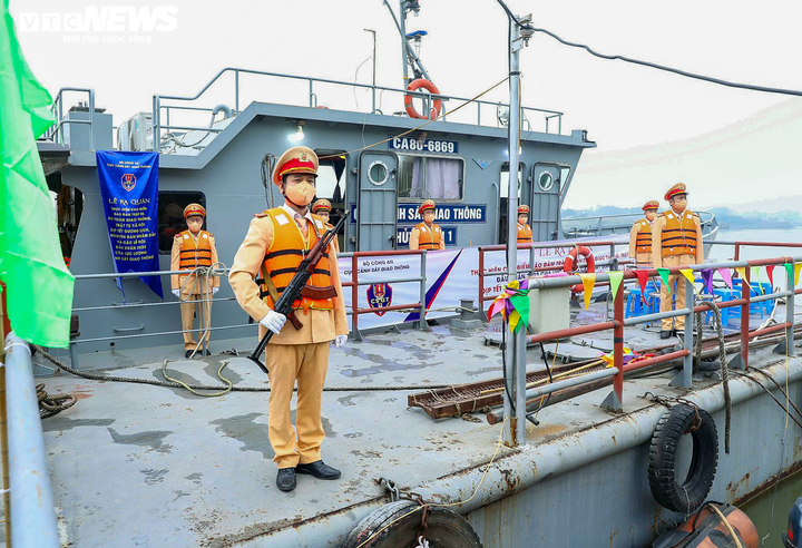 Ảnh: Cảnh sát đường thuỷ kiểm tra tàu thuyền vi phạm dịp cuối năm - 3