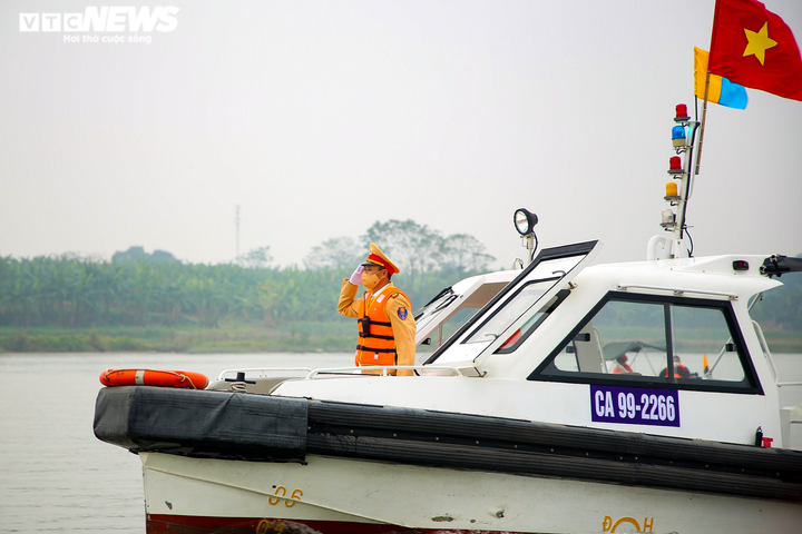 Ảnh: Cảnh sát đường thuỷ kiểm tra tàu thuyền vi phạm dịp cuối năm - 4