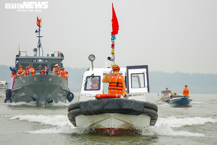 Ảnh: Cảnh sát đường thuỷ kiểm tra tàu thuyền vi phạm dịp cuối năm - 2