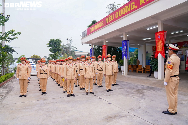 Ảnh: Cảnh sát đường thuỷ kiểm tra tàu thuyền vi phạm dịp cuối năm - 9