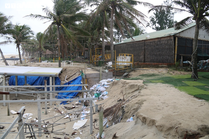 Ảnh: Sóng 'xé toạc' bờ biển Cửa Đại, dãy nhà hàng trước nguy cơ bị 'nuốt chửng' - 7