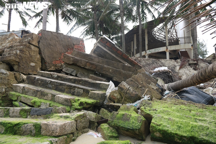 Ảnh: Sóng 'xé toạc' bờ biển Cửa Đại, dãy nhà hàng trước nguy cơ bị 'nuốt chửng' - 3