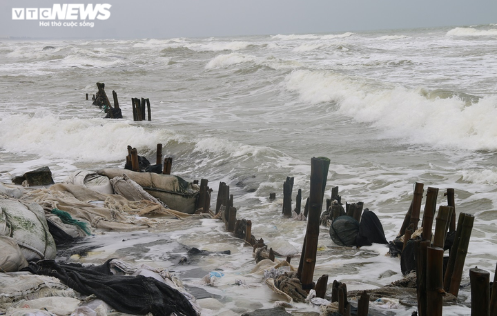 Ảnh: Sóng 'xé toạc' bờ biển Cửa Đại, dãy nhà hàng trước nguy cơ bị 'nuốt chửng' - 2