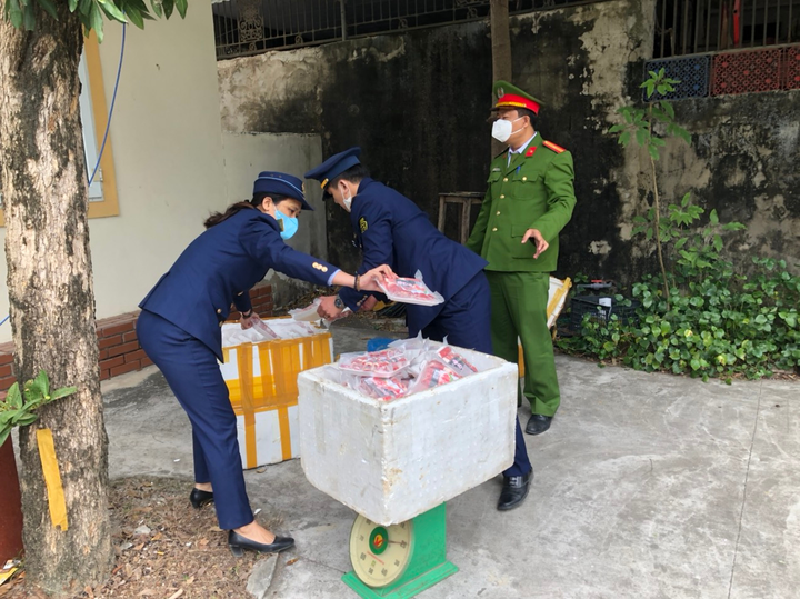 Nghệ An: Tiêu huỷ 115 kg thực phẩm bốc mùi hôi thối không rõ nguồn gốc - 2