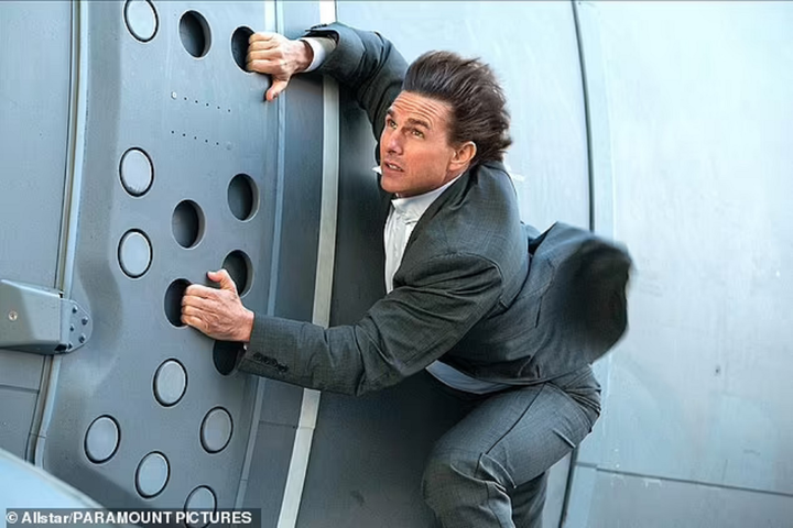 Chơi lớn kiểu Tom Cruise: Điều máy bay riêng 'ship' bánh ngọt từ Mỹ sang Anh - 1