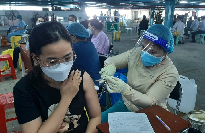 TP.HCM đã tiêm hơn 33.000 mũi 3 vaccine COVID-19 - 1