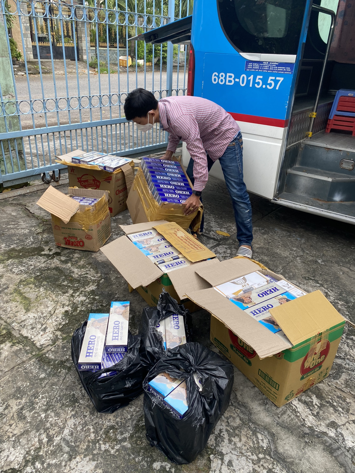 Vận chuyển trên 2.000 bao thuốc lá lậu để lấy công 250.000 đồng - 1