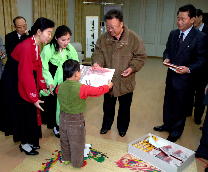 Hình ảnh gần gũi của lãnh đạo Triều Tiên Kim Jong-il - 4