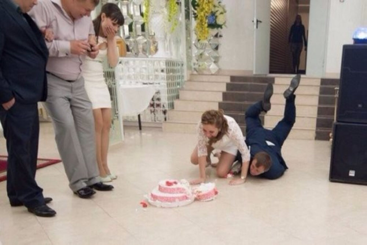 Bắt trọn khoảnh khắc 'muốn độn thổ' phía sau những bức ảnh cưới lãng mạn - 8