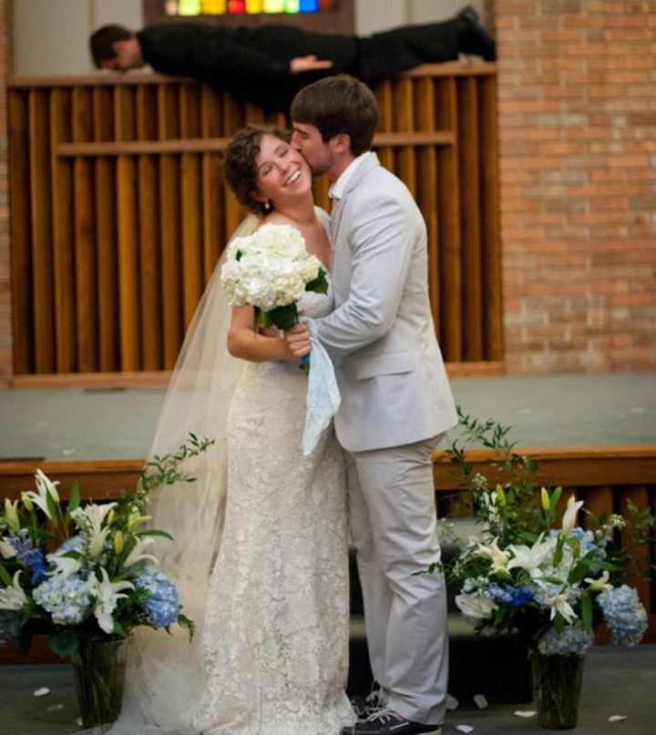 Bắt trọn khoảnh khắc 'muốn độn thổ' phía sau những bức ảnh cưới lãng mạn - 1