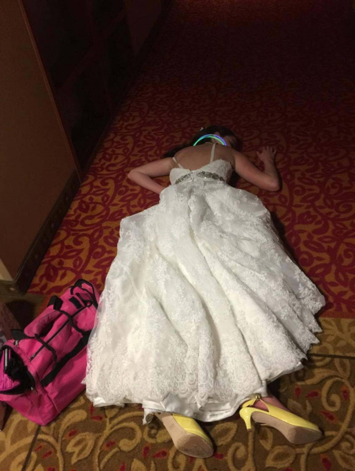 Bắt trọn khoảnh khắc 'muốn độn thổ' phía sau những bức ảnh cưới lãng mạn - 9