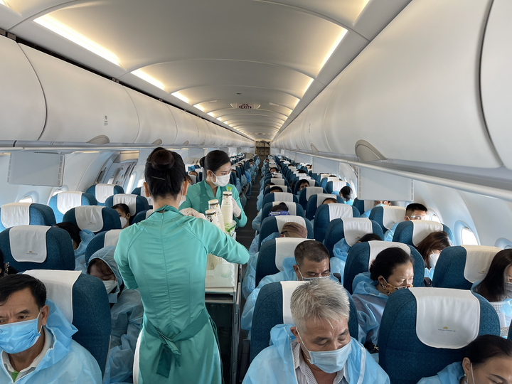 Mở lại đường bay quốc tế thường lệ: Không nên phân biệt quốc tịch hành khách - 1