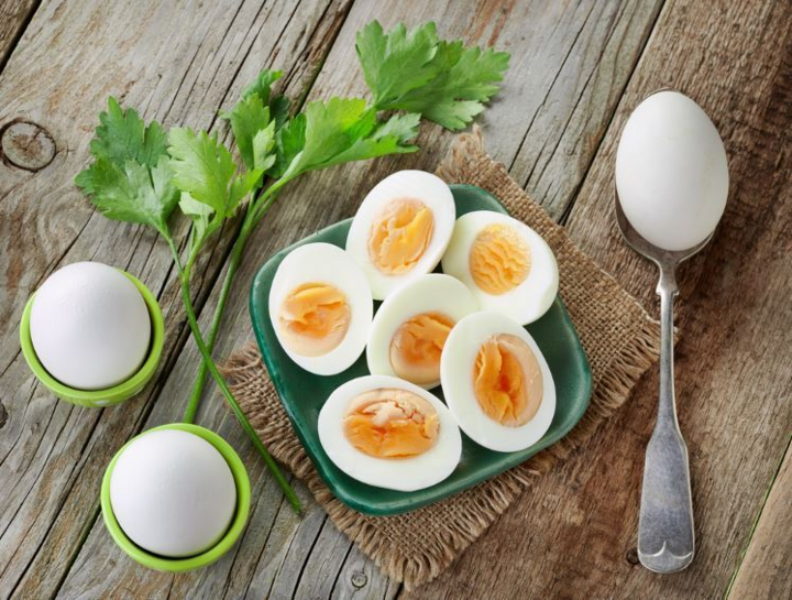  Vì sao không nên dùng nước nóng để luộc trứng? - 1