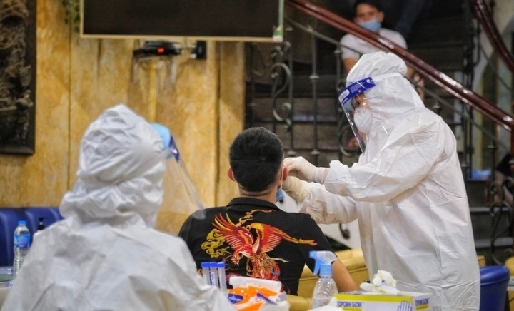 Chuyên gia: Hà Nội cần sớm kiểm soát tình hình, tránh hệ thống y tế quá tải - 1