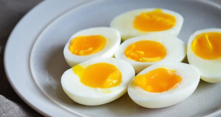 Luộc trứng bao nhiêu phút để có món trứng lòng đào hoặc hơi sệt? - 2