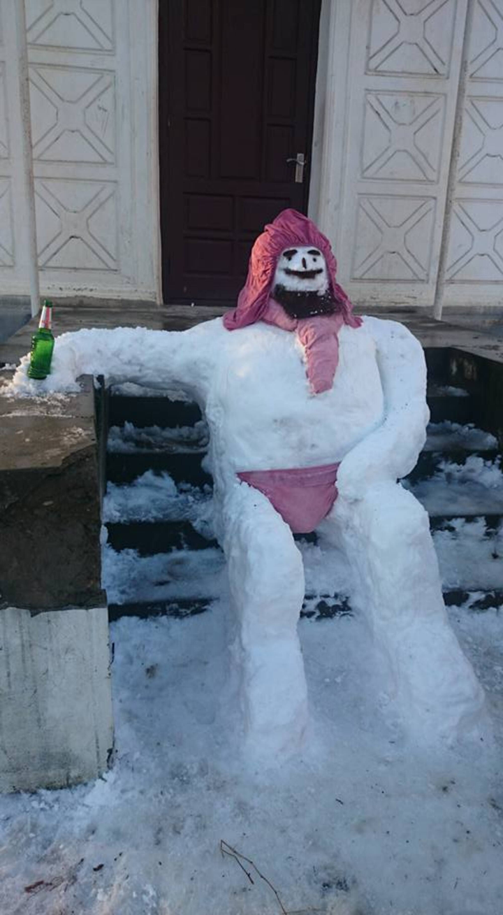 Khi các thánh hài trổ tài nặn người tuyết, thành quả nhìn cười muốn 'nội thương' - 2