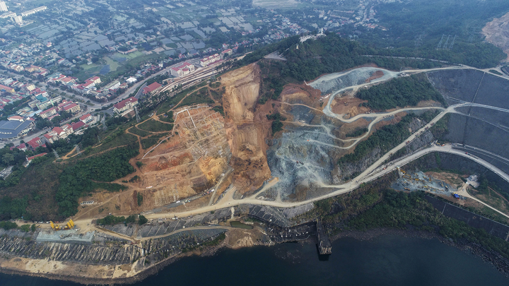 Xây trụ sở gây sạt lở gần chân đập thủy điện Hòa Bình, ai phải chịu trách nhiệm? - 2