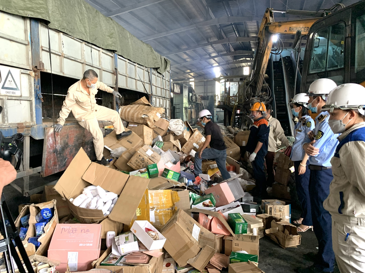 Hòa Bình: Tiêu hủy tang vật không đủ điều kiện lưu thông trên thị trường - 1