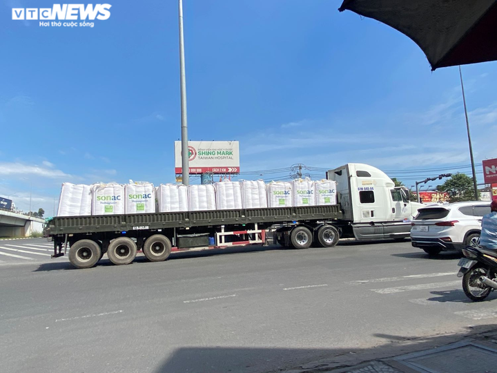 Ảnh: 'Tử thần' rình rập từ những chiếc xe tải chở hàng cồng kềnh - 3