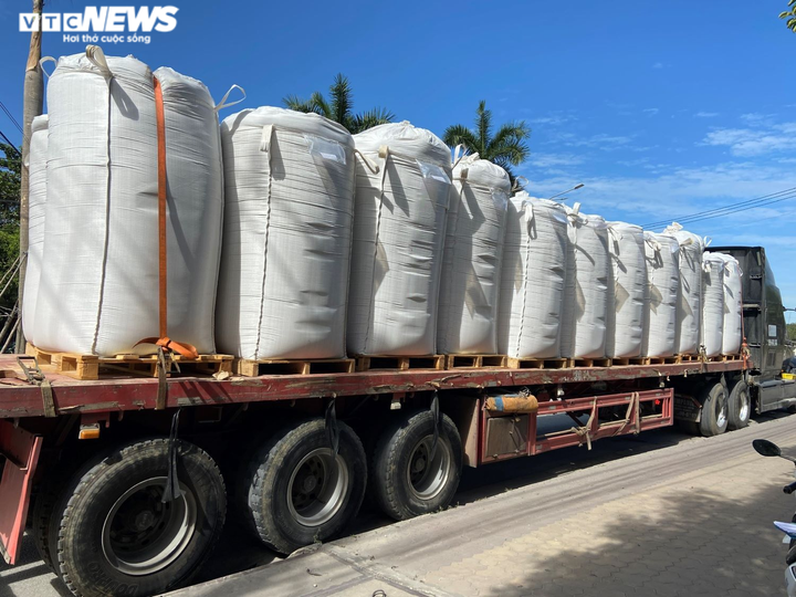 Ảnh: 'Tử thần' rình rập từ những chiếc xe tải chở hàng cồng kềnh - 11