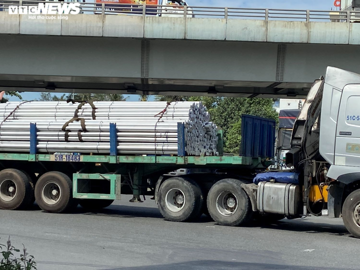 Ảnh: 'Tử thần' rình rập từ những chiếc xe tải chở hàng cồng kềnh - 4
