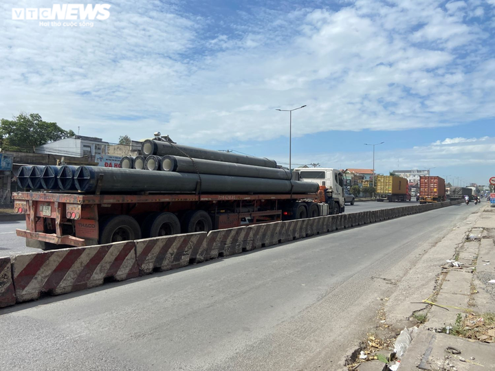 Ảnh: 'Tử thần' rình rập từ những chiếc xe tải chở hàng cồng kềnh - 1