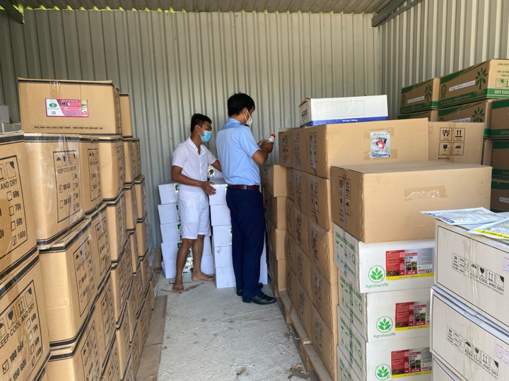 Tạm giữ lô hàng thuốc bảo vệ thực vật có dấu hiệu hàng giả tại Tiền Giang - 1